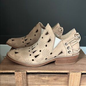 Musse & Cloud Anthropologie Beige Leather ‎ Cutout Ankle Booties Size 7